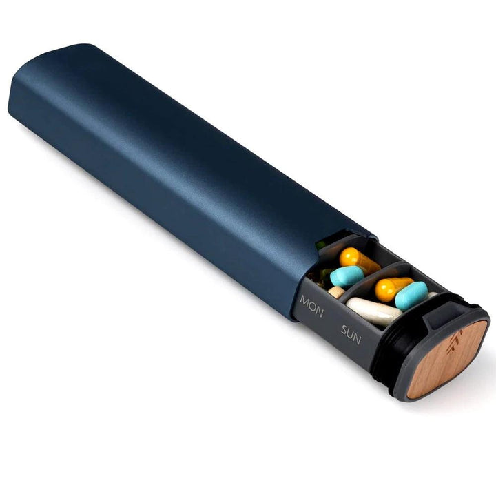 "Stijlvolle wekelijkse pillendoos van hout en aluminium met 7 vakken, ideaal voor georganiseerde medicijnroutine."
