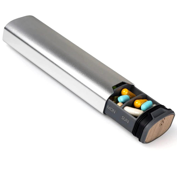 "Stijlvolle wekelijkse pillendoos van hout en aluminium met 7 vakken, ideaal voor georganiseerde medicijnroutine."