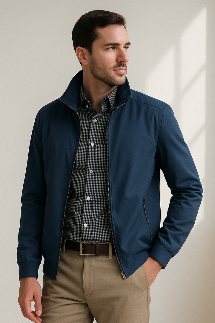 "Stijlvolle winddichte heren zomerjas, strak ontwerp, ademende binnenvoering, elegante look in diverse kleuren beschikbaar."