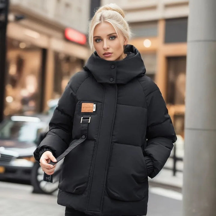 "Stijlvolle winter pufferjas voor dames in wit met dons- en katoenvulling, wind- en waterbestendig, met verstelbare capuchon.