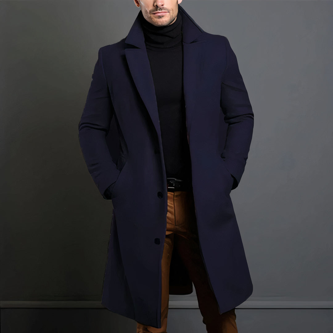 "Stijlvolle wollen heren trenchcoat, zijaanzicht; elegant, warm design geschikt voor formele en casual outfits."