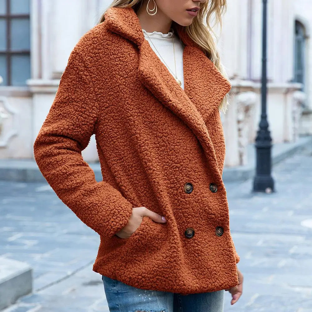 "Stijlvolle zachte teddy damesjas, warme winterjas in beige kleur, perfecte pasvorm, modieuze en comfortabele look."