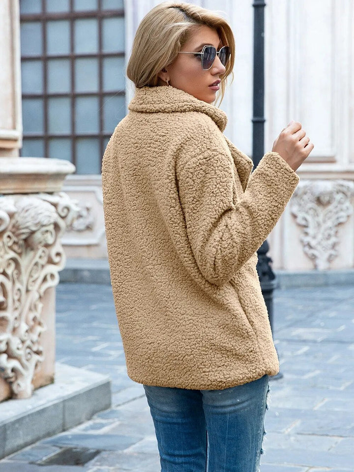 "Stijlvolle zachte teddy damesjas, warme winterjas in beige kleur, perfecte pasvorm, modieuze en comfortabele look."