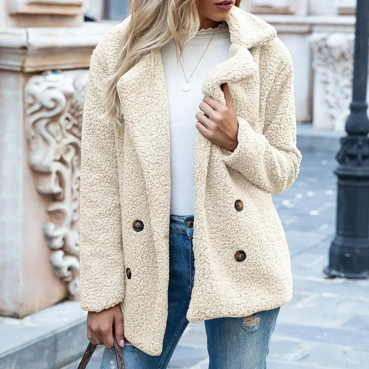 "Stijlvolle zachte teddy damesjas, warme winterjas in beige kleur, perfecte pasvorm, modieuze en comfortabele look."