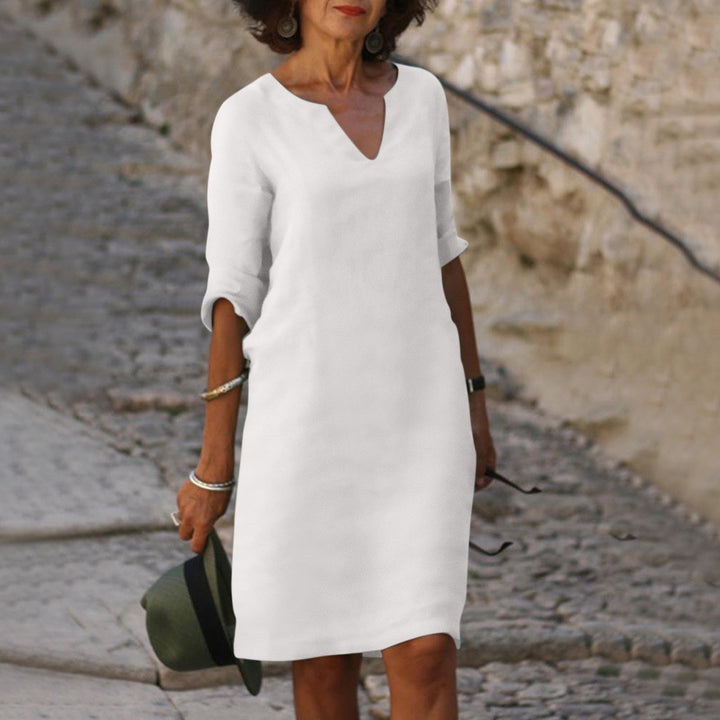 Stijlvolle zomerjurk met V-hals en 3/4 mouwen in lichtgewicht, ademende stof, perfect voor warme zomerdagen.