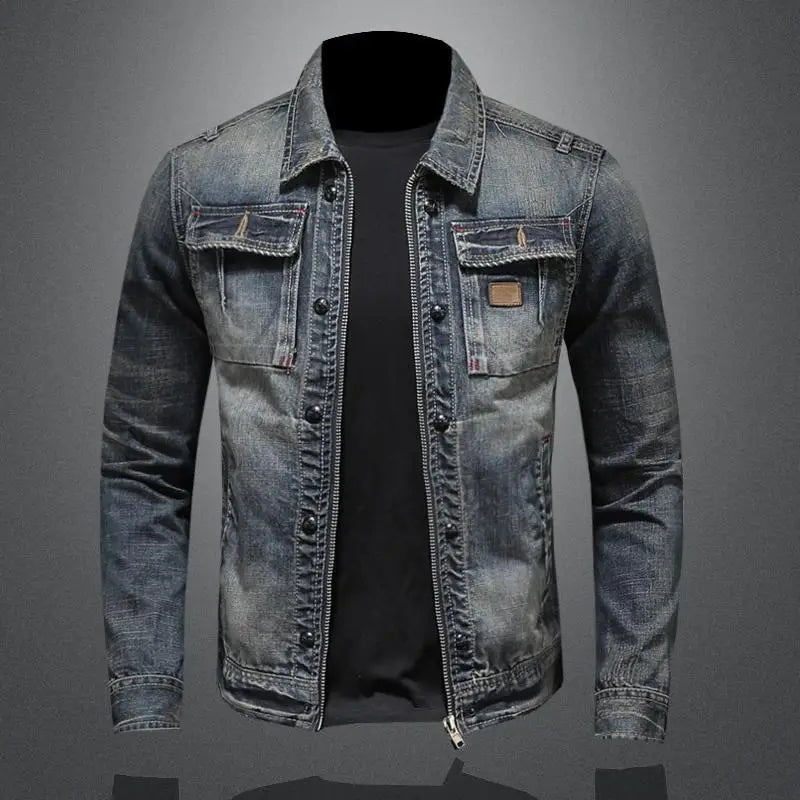 "Stoere denim heren spijkerjas met knoopsluiting en voorzakken, ideaal voor casual outfits en dagelijkse stijl."