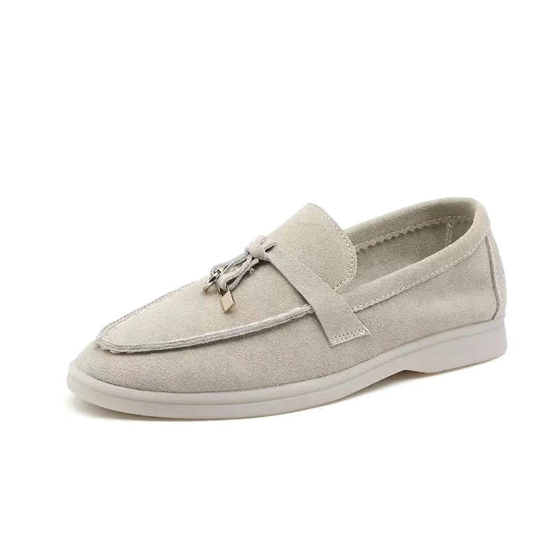 "Suède Jasmijn loafers, comfortabel en elegant, met stijlvol slotdetail voor veelzijdige damesmode."