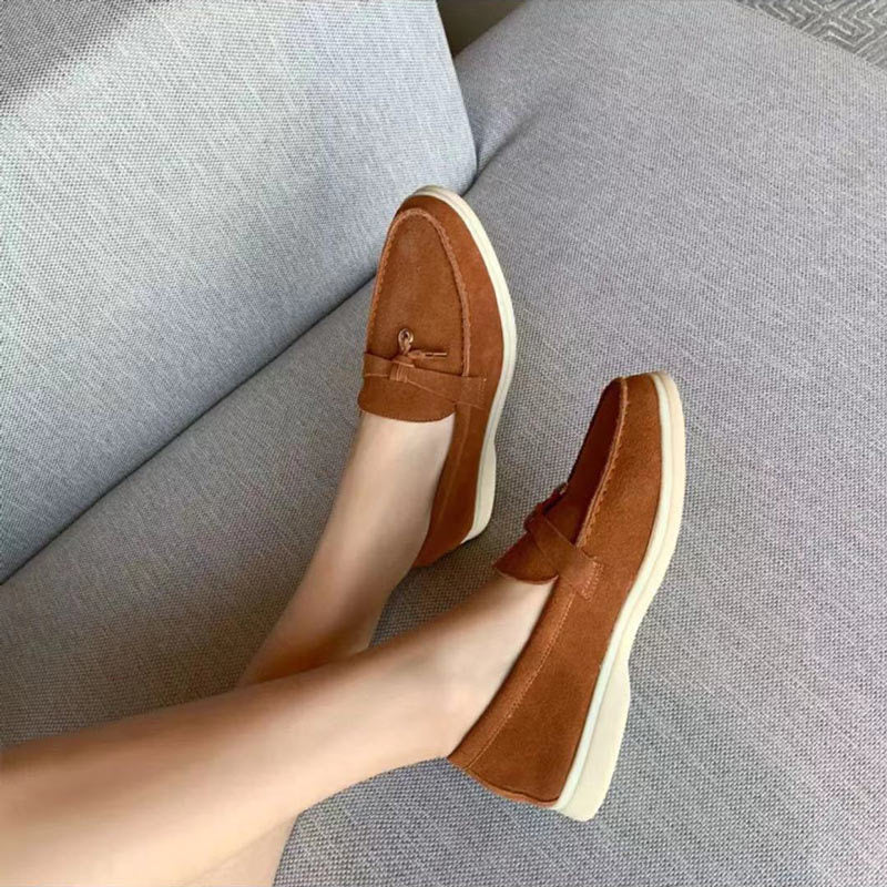 "Suède Jasmijn loafers, comfortabel en elegant, met stijlvol slotdetail voor veelzijdige damesmode."