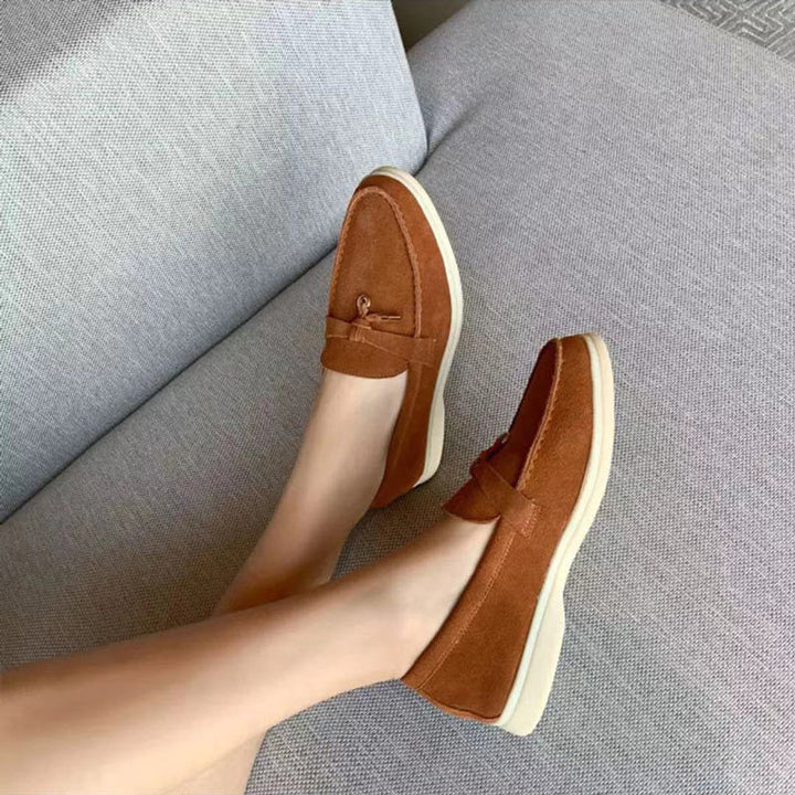 "Suède Jasmijn loafers, comfortabel en elegant, met stijlvol slotdetail voor veelzijdige damesmode."
