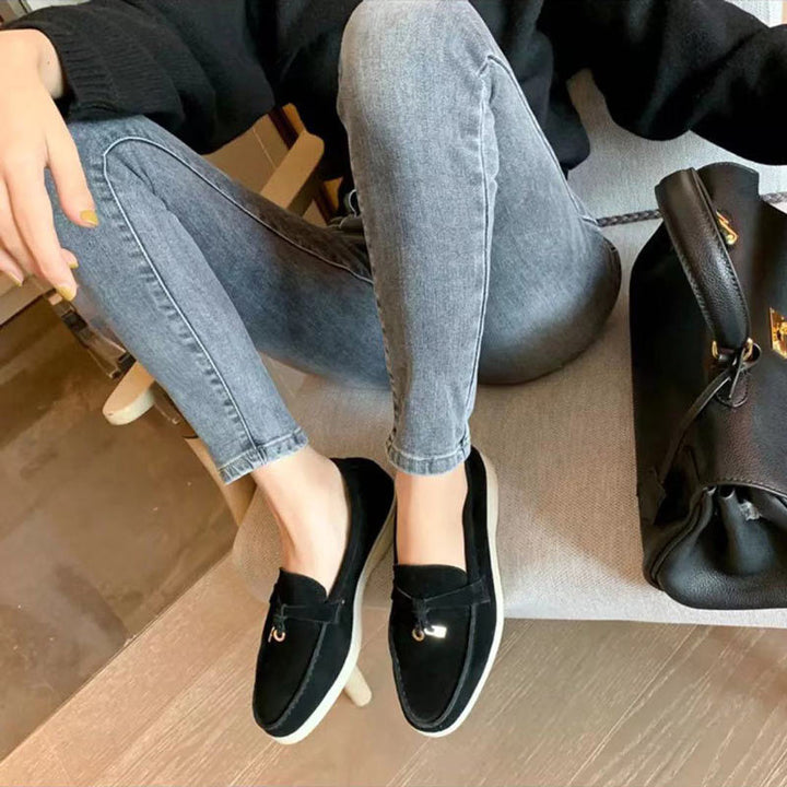 "Suède Jasmijn loafers, comfortabel en elegant, met stijlvol slotdetail voor veelzijdige damesmode."