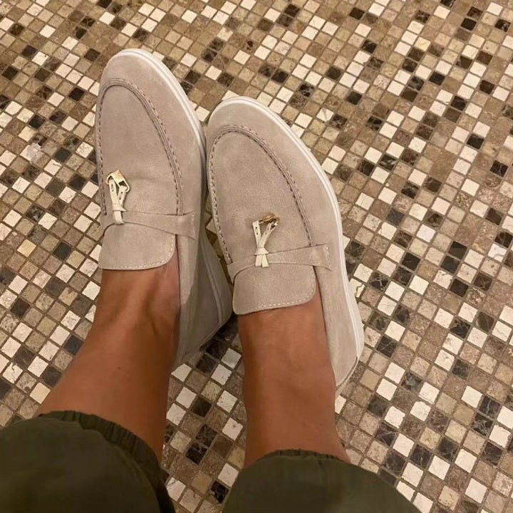 "Suède Jasmijn loafers, comfortabel en elegant, met stijlvol slotdetail voor veelzijdige damesmode."
