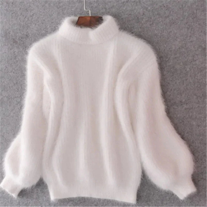 "Taylor Zachte Fluffy Trui in lichtblauw, zacht en comfortabel, ideaal voor herfst/winter, past bij casual outfits."