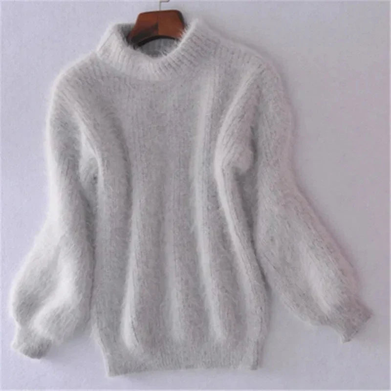 "Taylor Zachte Fluffy Trui in lichtblauw, zacht en comfortabel, ideaal voor herfst/winter, past bij casual outfits."