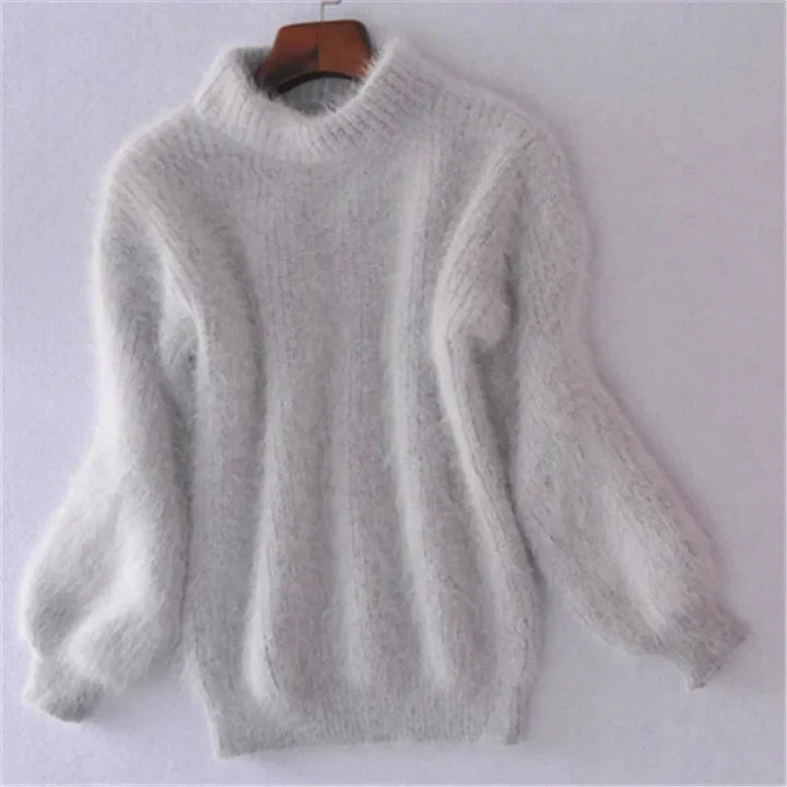 "Taylor Zachte Fluffy Trui in lichtblauw, zacht en comfortabel, ideaal voor herfst/winter, past bij casual outfits."
