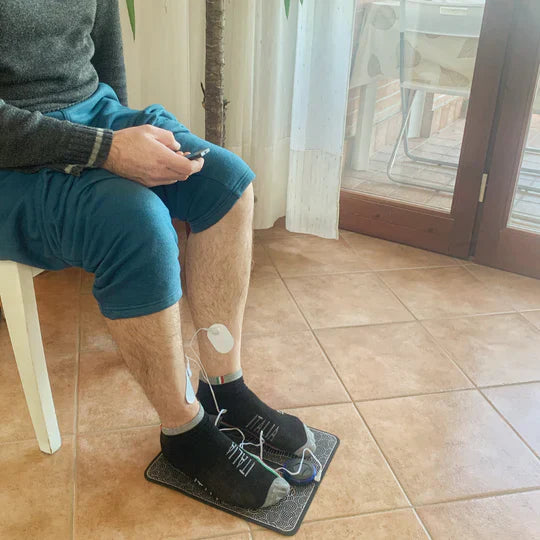 "TheraPulse Pro voetmassager, zwart, biedt verlichting voor voet- en onderbeenpijn met geavanceerde massagetechnologie."