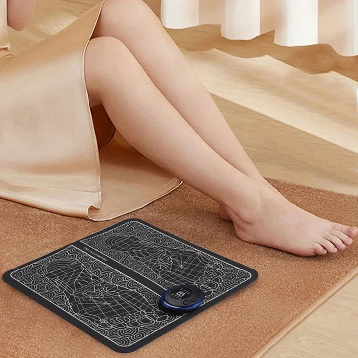 "TheraPulse Pro voetmassager, zwart, biedt verlichting voor voet- en onderbeenpijn met geavanceerde massagetechnologie."
