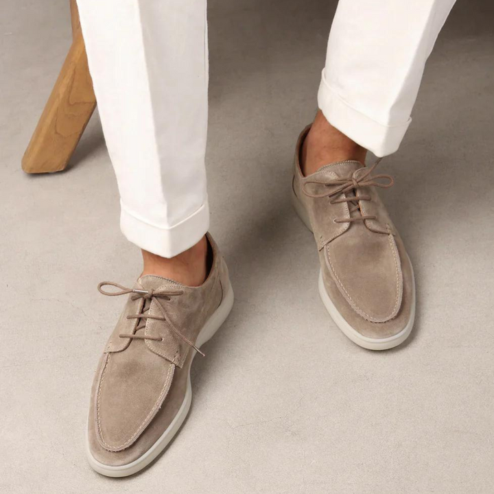 "Tijdloze elegante klassieke loafers voor dames, beige en zwart, met verfijnde afwerking, veelzijdig en comfortabel."