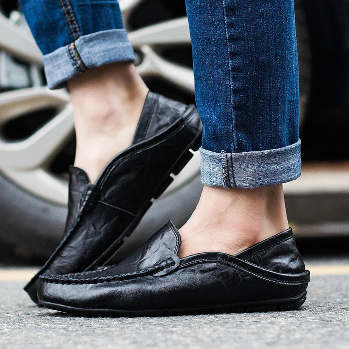 "Tijdloze leren herenloafers met een luxe finish en stevige zolen, ideaal voor elke gelegenheid, zakelijk of informeel."
