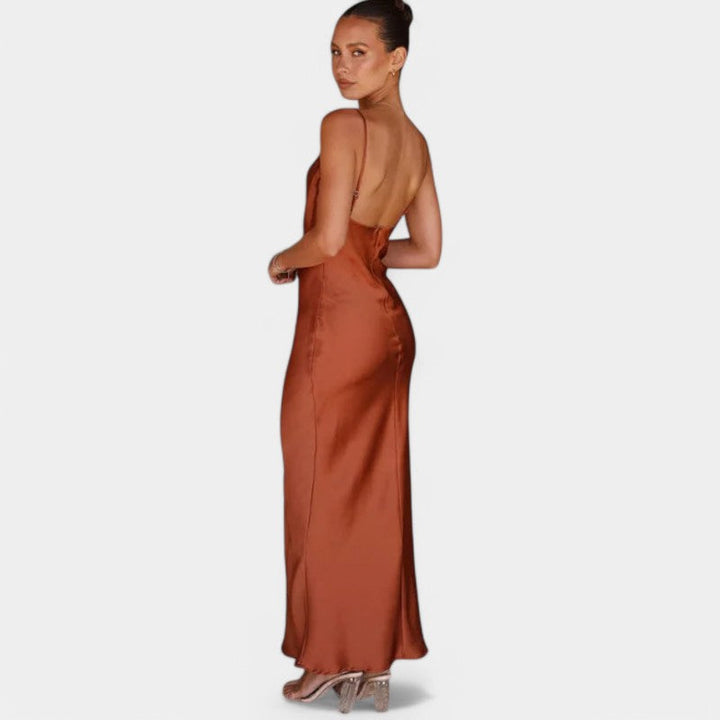"Tijdloze satijnen maxi-jurk, elegant design met open rug en strik, ideaal voor avondkleding en speciale gelegenheden."
