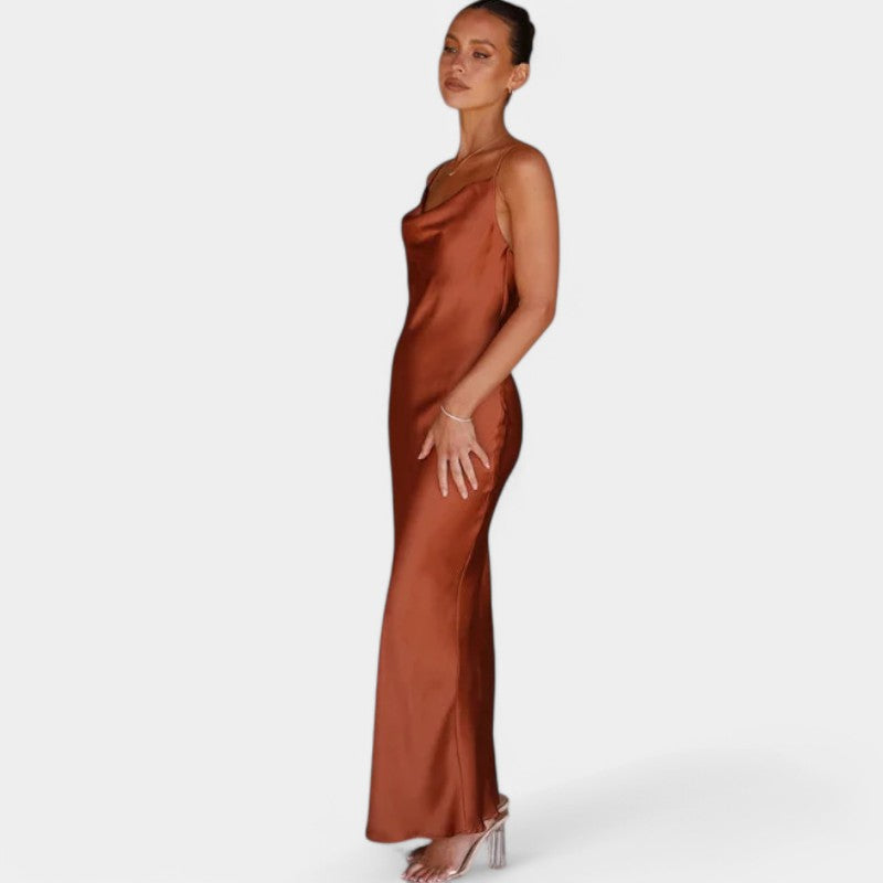 "Tijdloze satijnen maxi-jurk, elegant design met open rug en strik, ideaal voor avondkleding en speciale gelegenheden."