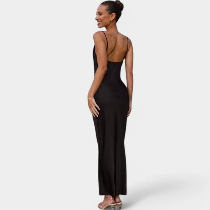 "Tijdloze satijnen maxi-jurk, elegant design met open rug en strik, ideaal voor avondkleding en speciale gelegenheden."