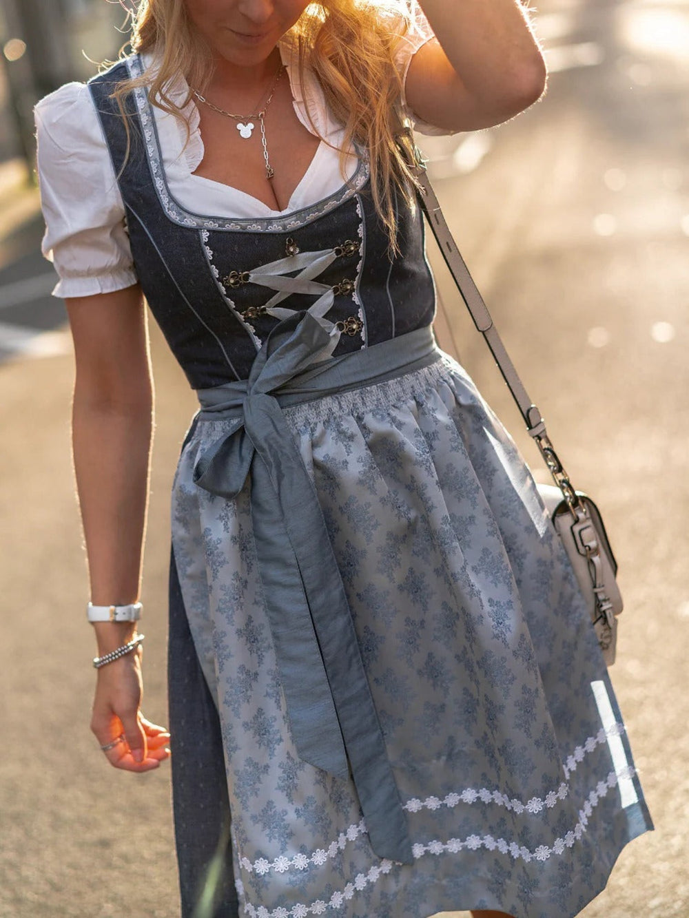 "Traditionele midi jurk met borduurwerk en schort, elegante dirndl set ideaal voor culturele evenementen en themafeesten."