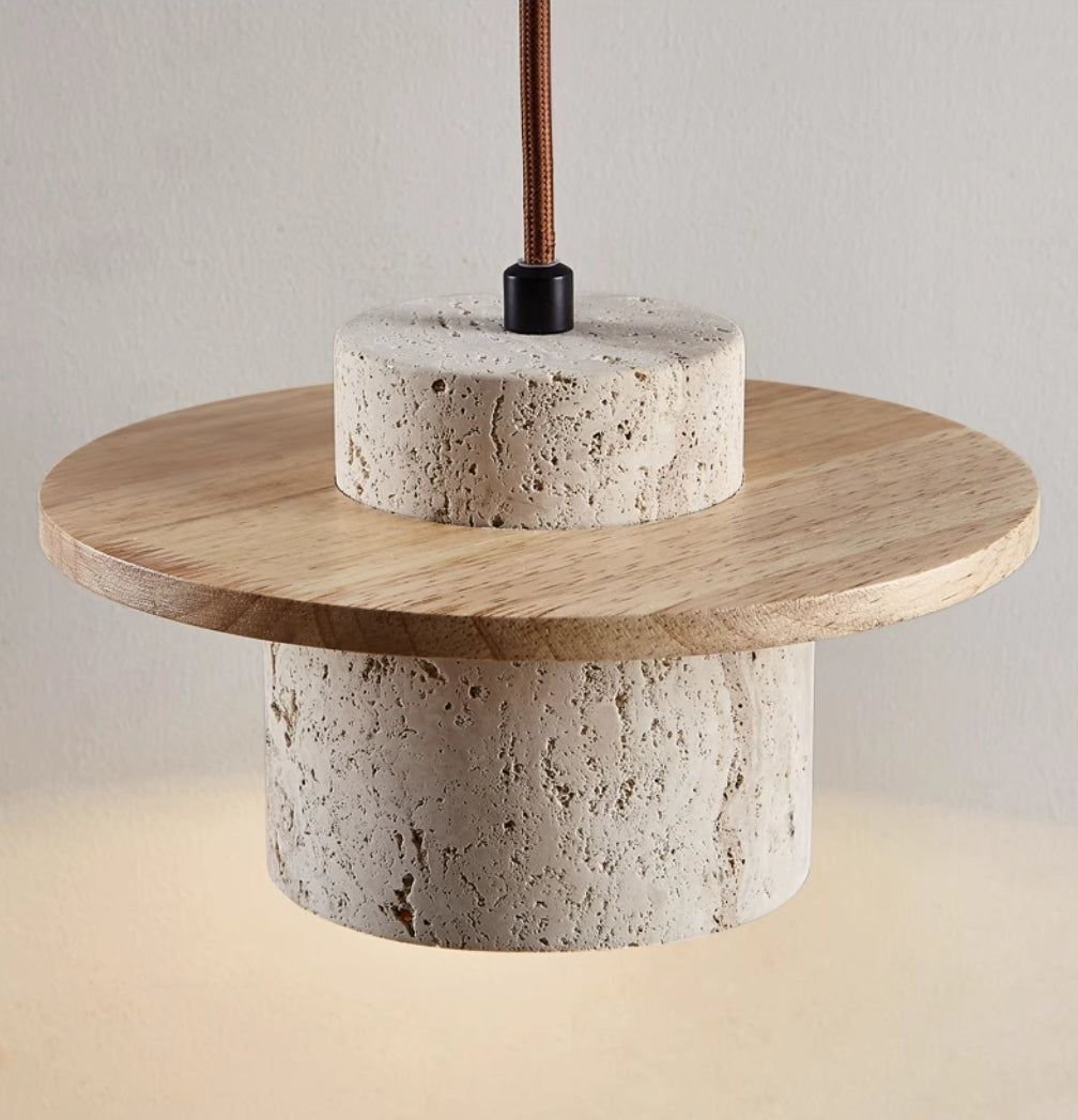 Travertin hanglamp, elegante plafondverlichting met natuurlijke travertin en hout, modern design voor warme sfeerverlichting.