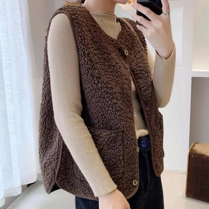 "Trendy Amara damesvest van wol met rits en zakken, warm en stijlvol, ideaal voor casual tot formele outfits"
