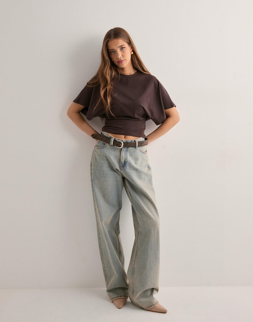 "Trendy Amaya Tee voor vrouwen, wijde mouwen, getailleerd, in zacht roze. Comfortabele modieuze top voor casual looks."