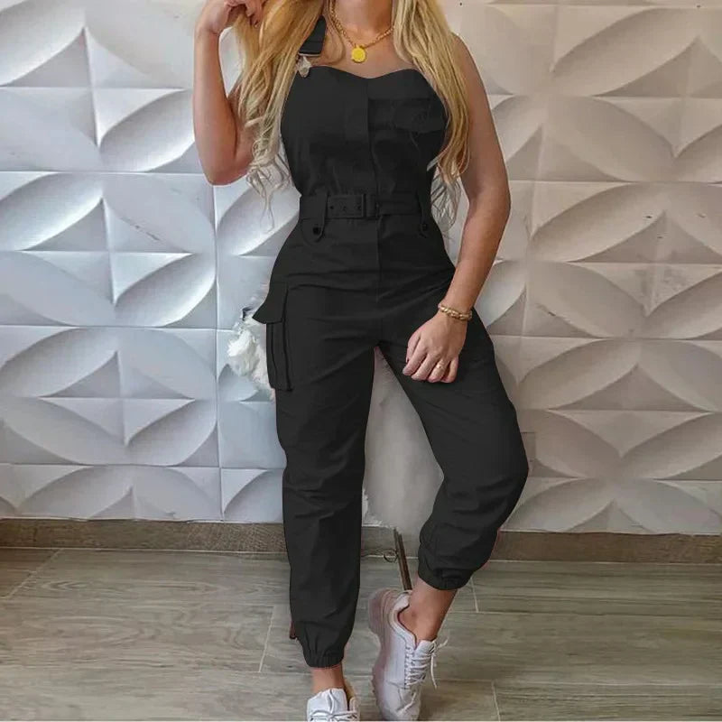 "Trendy cargo overall voor dames met verstelbare tailleband, praktische zakken en taps toelopende pijpen, ideaal voor elke st
