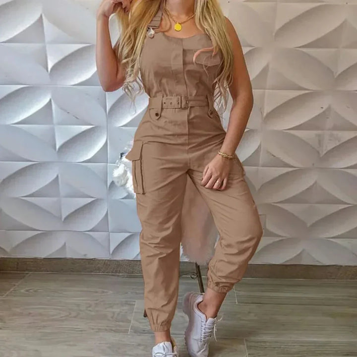 "Trendy cargo overall voor dames met verstelbare tailleband, praktische zakken en taps toelopende pijpen, ideaal voor elke st