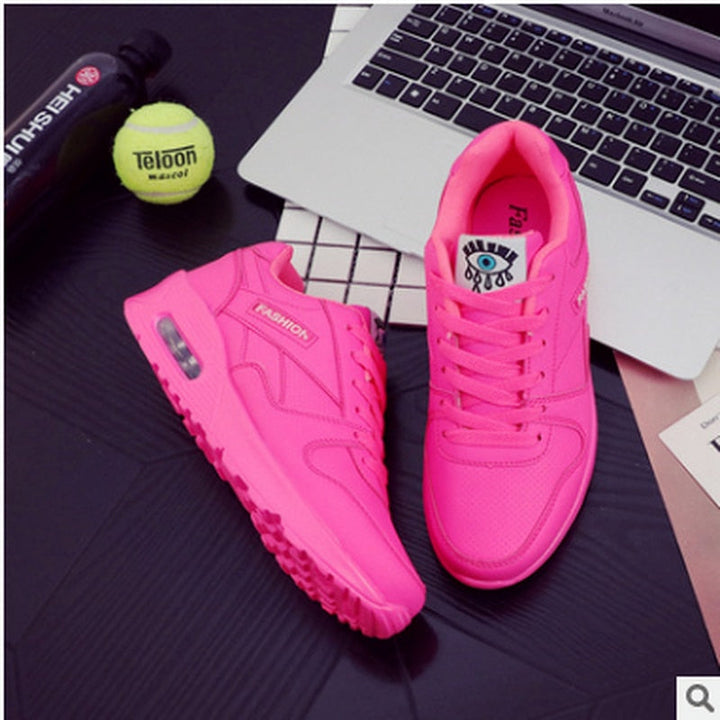 "Trendy chunky sneakers met dikke zool en speels oogmotief, dameschoenen voor een stijlvol en comfortabel statement."