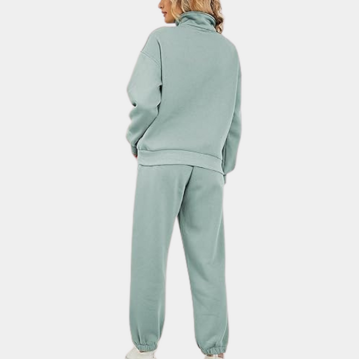 "Trendy dames trainingspak in groen met joggingbroek en vest met halve rits, stijlvol en comfortabel."