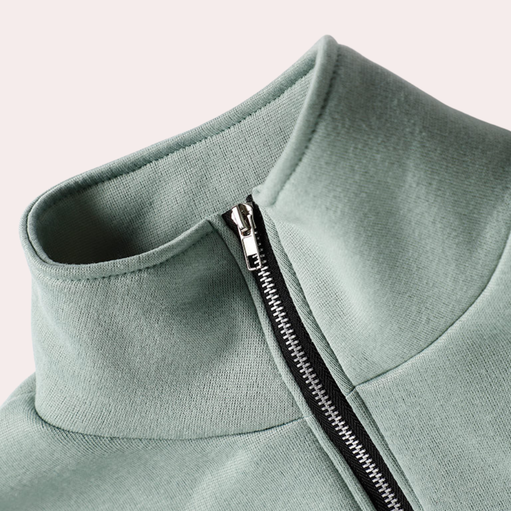 "Trendy dames trainingspak in groen met joggingbroek en vest met halve rits, stijlvol en comfortabel."