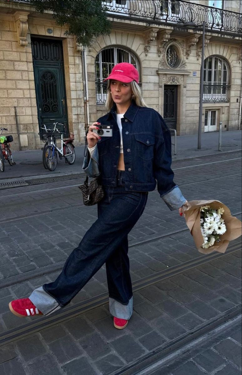 "Trendy Giselle Denim Set, lichtblauwe blouse en jeans; double denim look, relaxed fit, straight leg, stijlvol en veelzijdig.