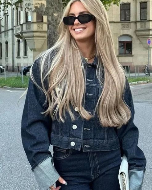 "Trendy Giselle Denim Set, lichtblauwe blouse en jeans; double denim look, relaxed fit, straight leg, stijlvol en veelzijdig.