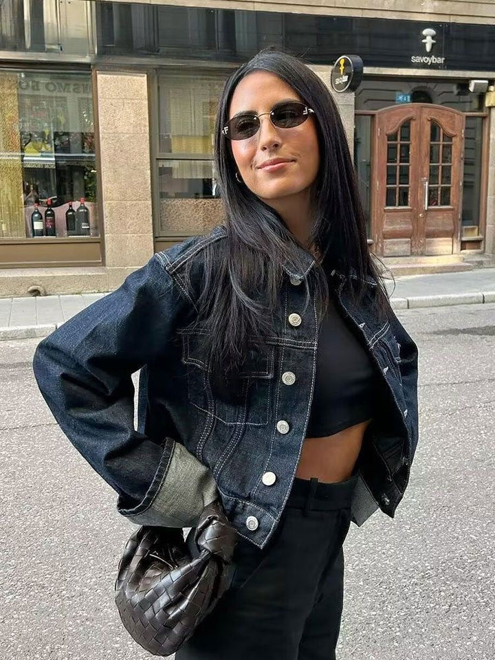 "Trendy Giselle Denim Set, lichtblauwe blouse en jeans; double denim look, relaxed fit, straight leg, stijlvol en veelzijdig.