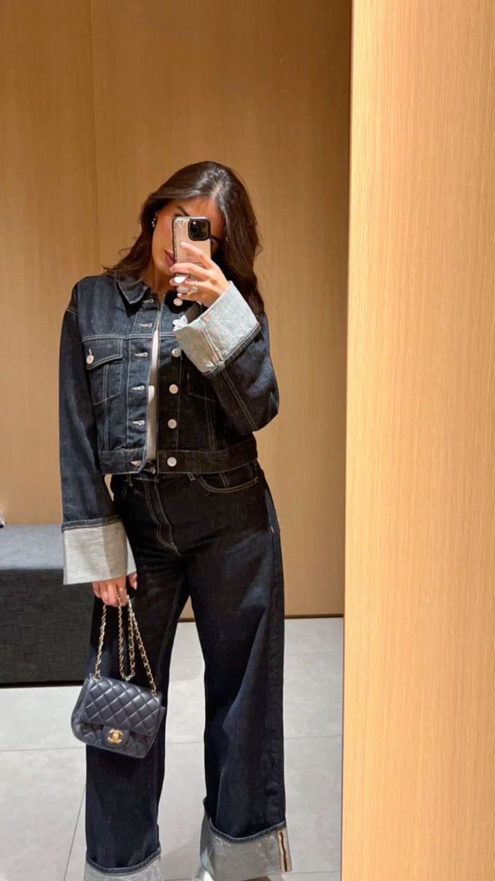 "Trendy Giselle Denim Set, lichtblauwe blouse en jeans; double denim look, relaxed fit, straight leg, stijlvol en veelzijdig.