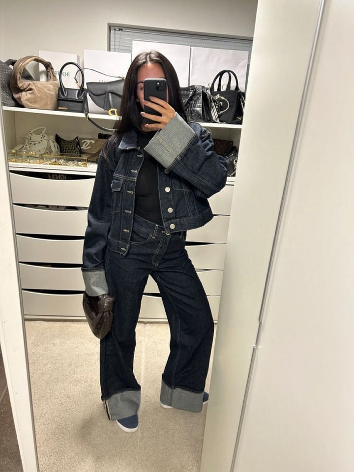 "Trendy Giselle Denim Set, lichtblauwe blouse en jeans; double denim look, relaxed fit, straight leg, stijlvol en veelzijdig.