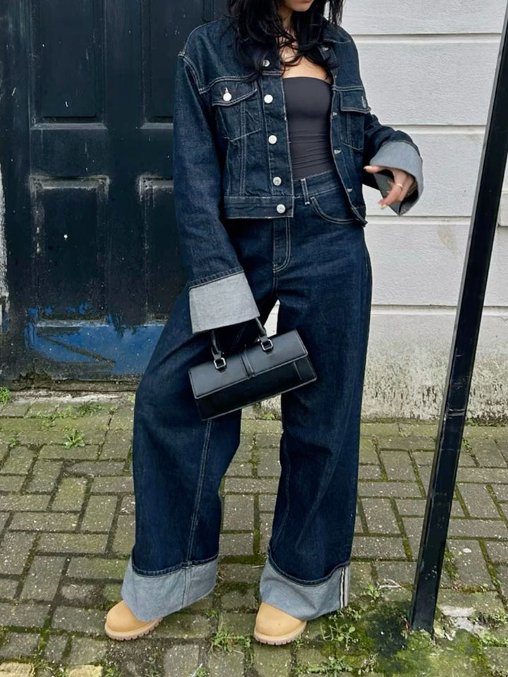 "Trendy Giselle Denim Set, lichtblauwe blouse en jeans; double denim look, relaxed fit, straight leg, stijlvol en veelzijdig.