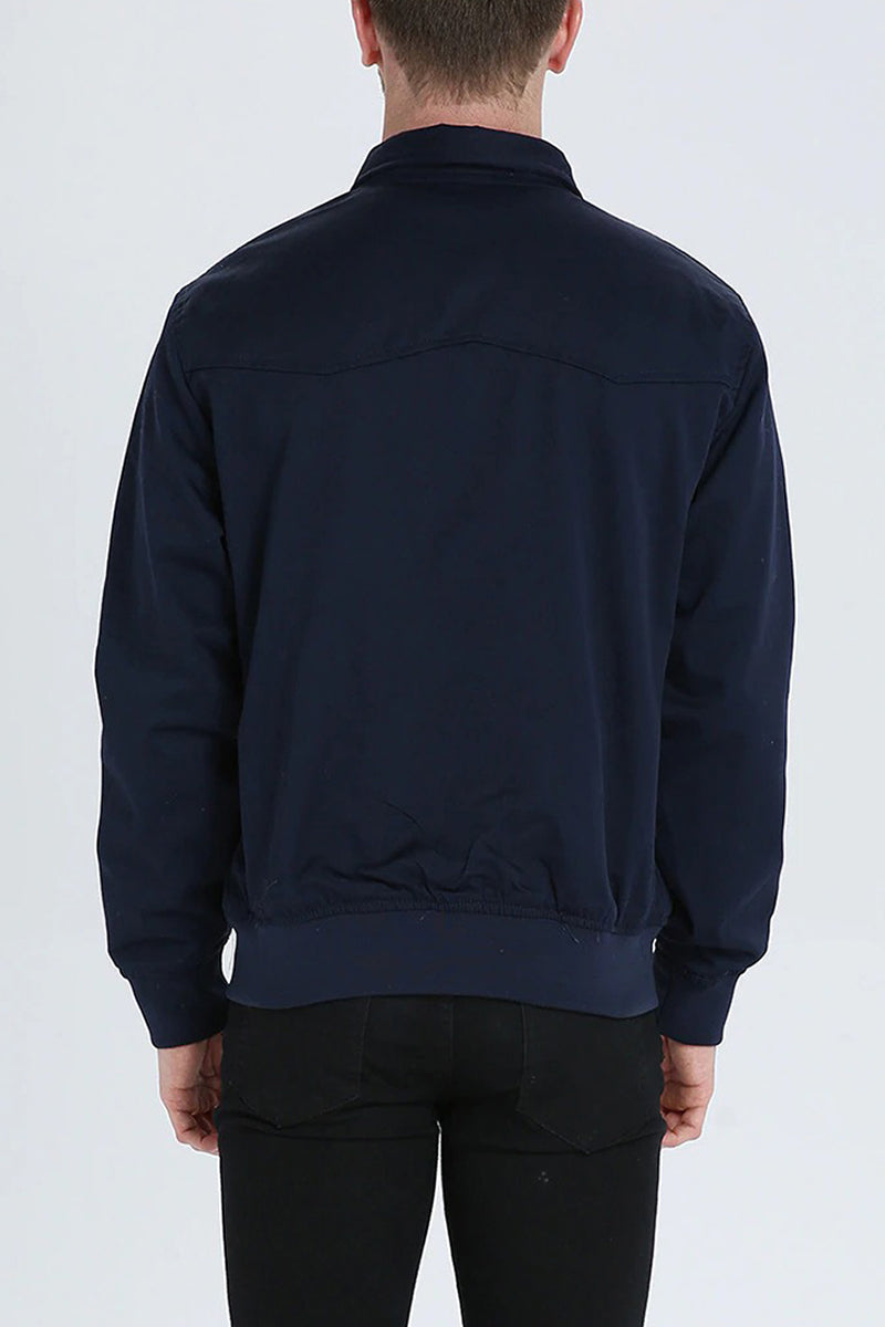 "Trendy heren Harrington vest in marineblauw met opstaande kraag, voorzakken en stijlvolle inrichting."