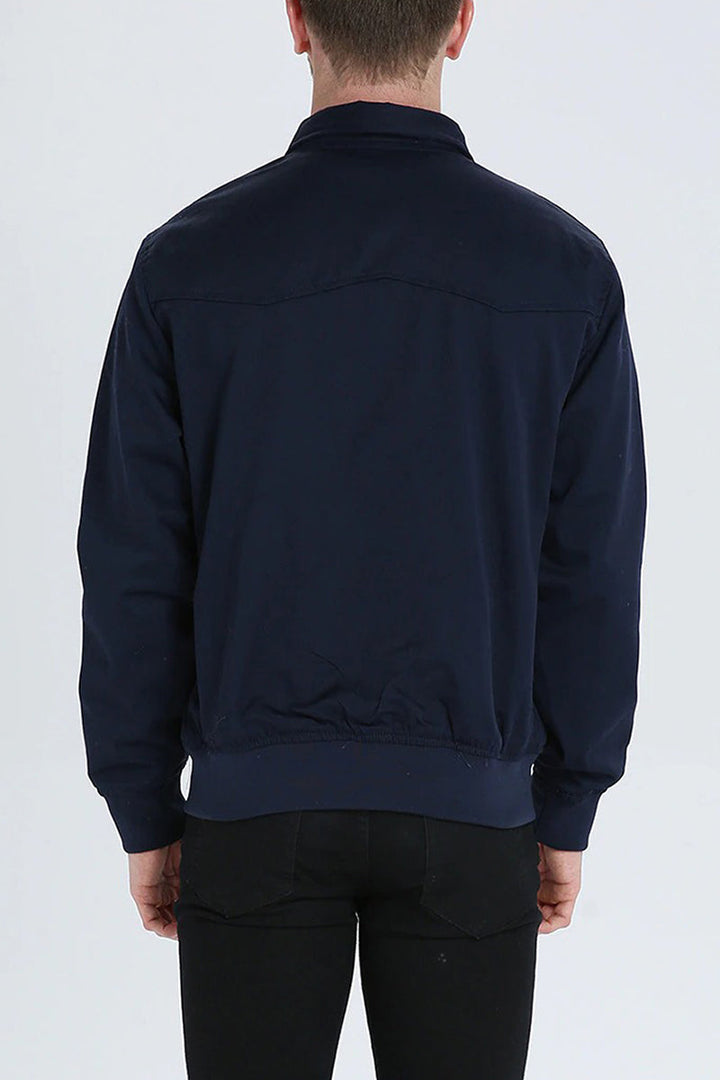 "Trendy heren Harrington vest in marineblauw met opstaande kraag, voorzakken en stijlvolle inrichting."