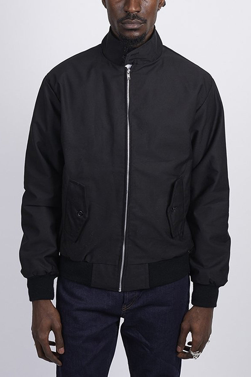 "Trendy heren Harrington vest in marineblauw met opstaande kraag, voorzakken en stijlvolle inrichting."