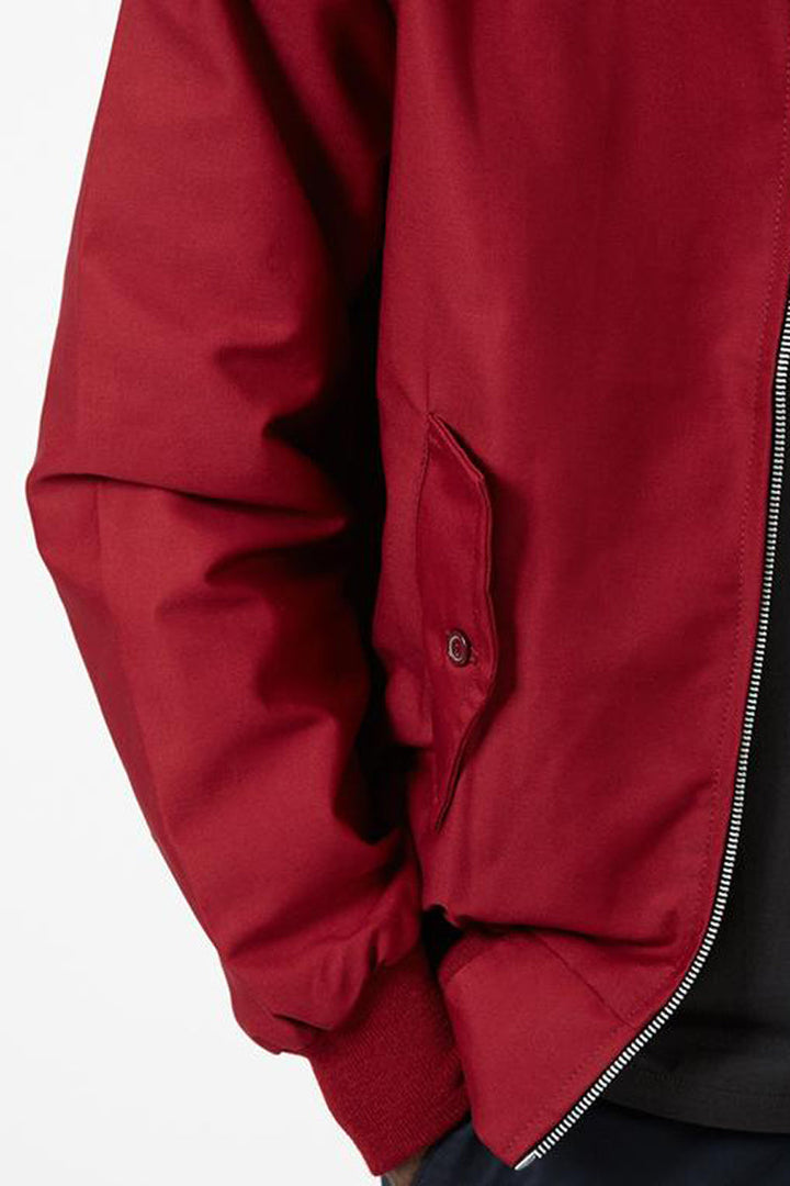 "Trendy heren Harrington vest in marineblauw met opstaande kraag, voorzakken en stijlvolle inrichting."