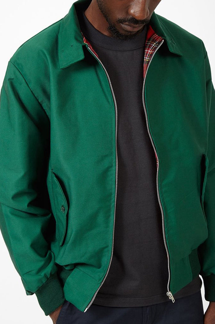 "Trendy heren Harrington vest in marineblauw met opstaande kraag, voorzakken en stijlvolle inrichting."