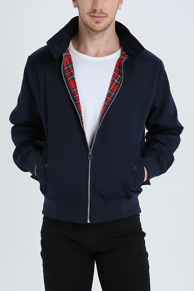 "Trendy heren Harrington vest in marineblauw met opstaande kraag, voorzakken en stijlvolle inrichting."