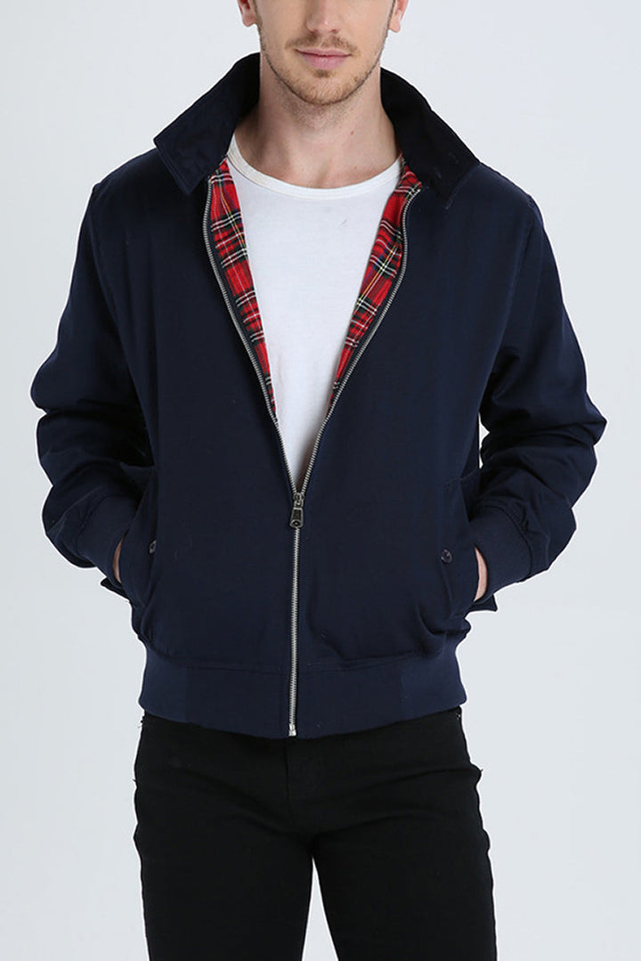"Trendy heren Harrington vest in marineblauw met opstaande kraag, voorzakken en stijlvolle inrichting."