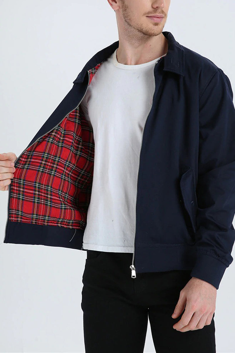 "Trendy heren Harrington vest in marineblauw met opstaande kraag, voorzakken en stijlvolle inrichting."