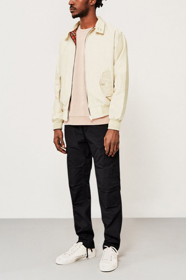 "Trendy heren Harrington vest in marineblauw met opstaande kraag, voorzakken en stijlvolle inrichting."