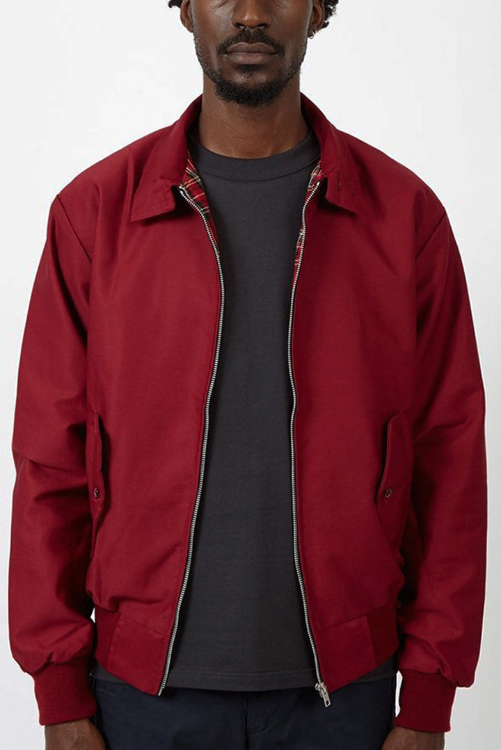 "Trendy heren Harrington vest in marineblauw met opstaande kraag, voorzakken en stijlvolle inrichting."